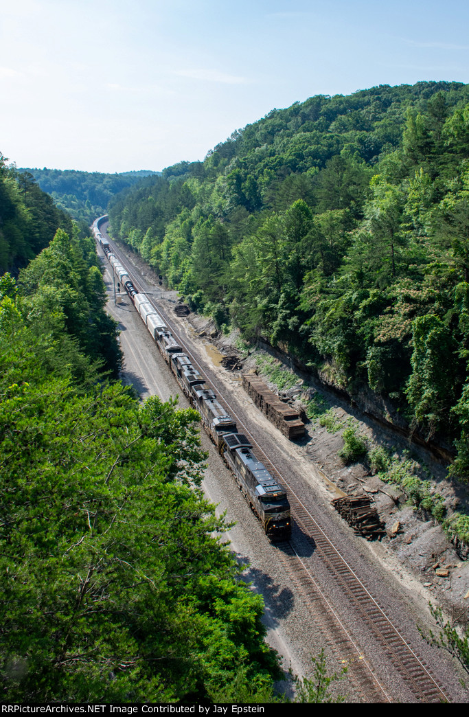 NS 4493 leads 142 north at Keno Road